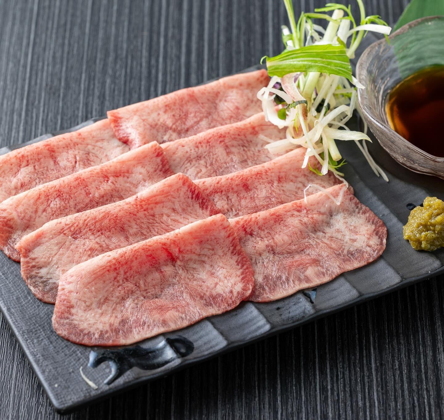 タン刺しも人気の一皿⭐︎とびうしは全席が完全個室の和牛焼肉のお店⭐︎「飯田橋駅」すぐ！「黒毛和牛」が自慢の「焼肉」店で贅…