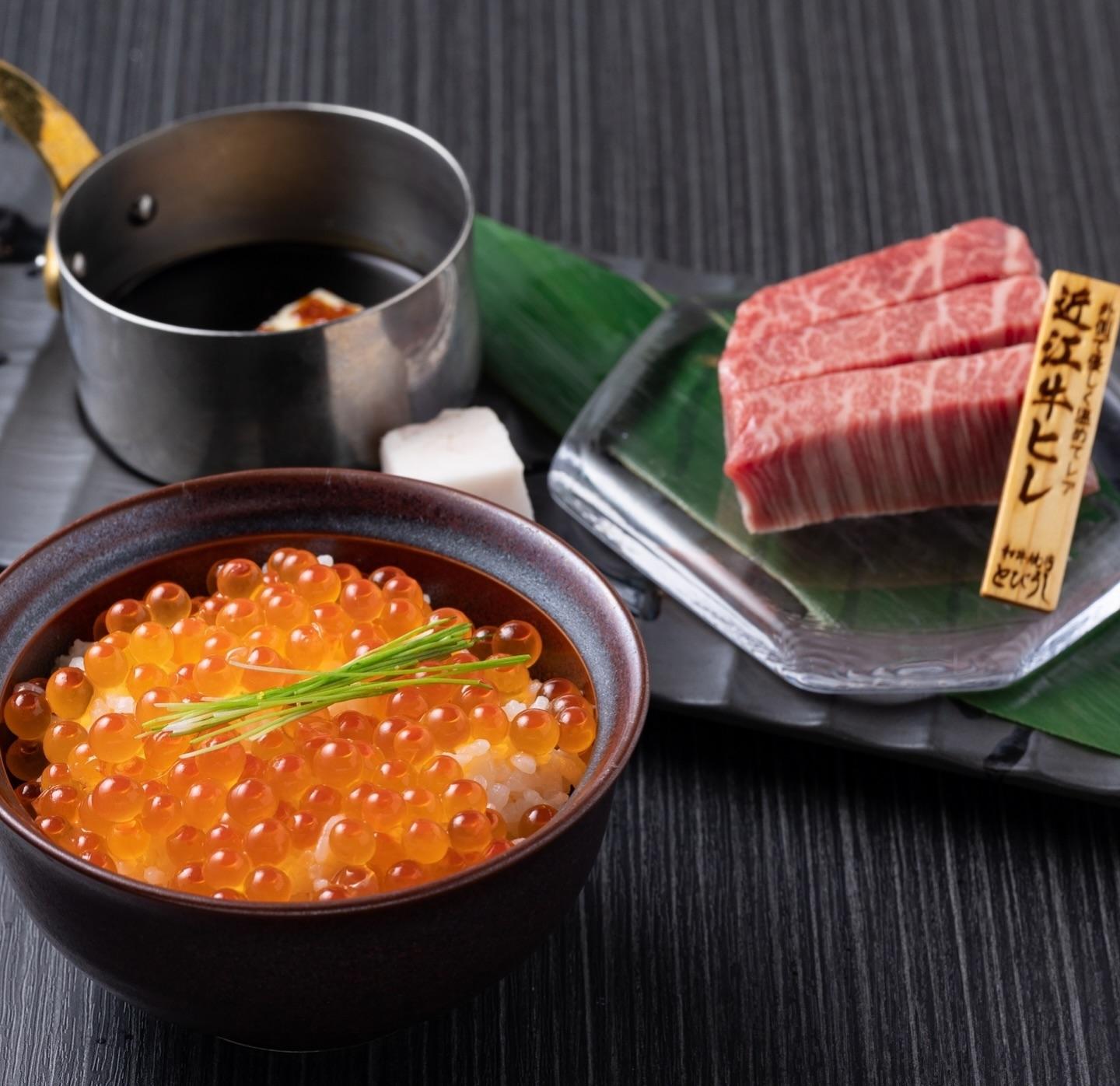 名物ヘレ飯イクラは北海道産大粒イクラを贅沢に使った一品！柔らかな近江牛ヒレを目の前で小丼にしたてます！とびうしは全席が完…