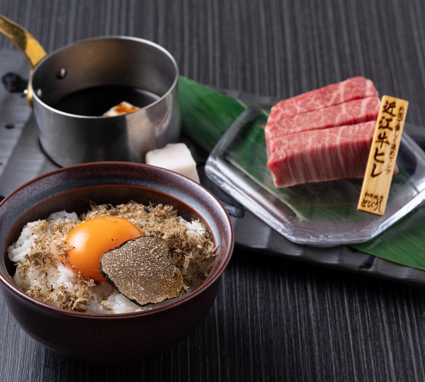 名物ヘレ飯の(トリュフ卵黄)は黒トリュフと鳳凰卵を贅沢に使った一品！柔らかな近江牛ヒレを目の前で小丼にしたてます！とびう…