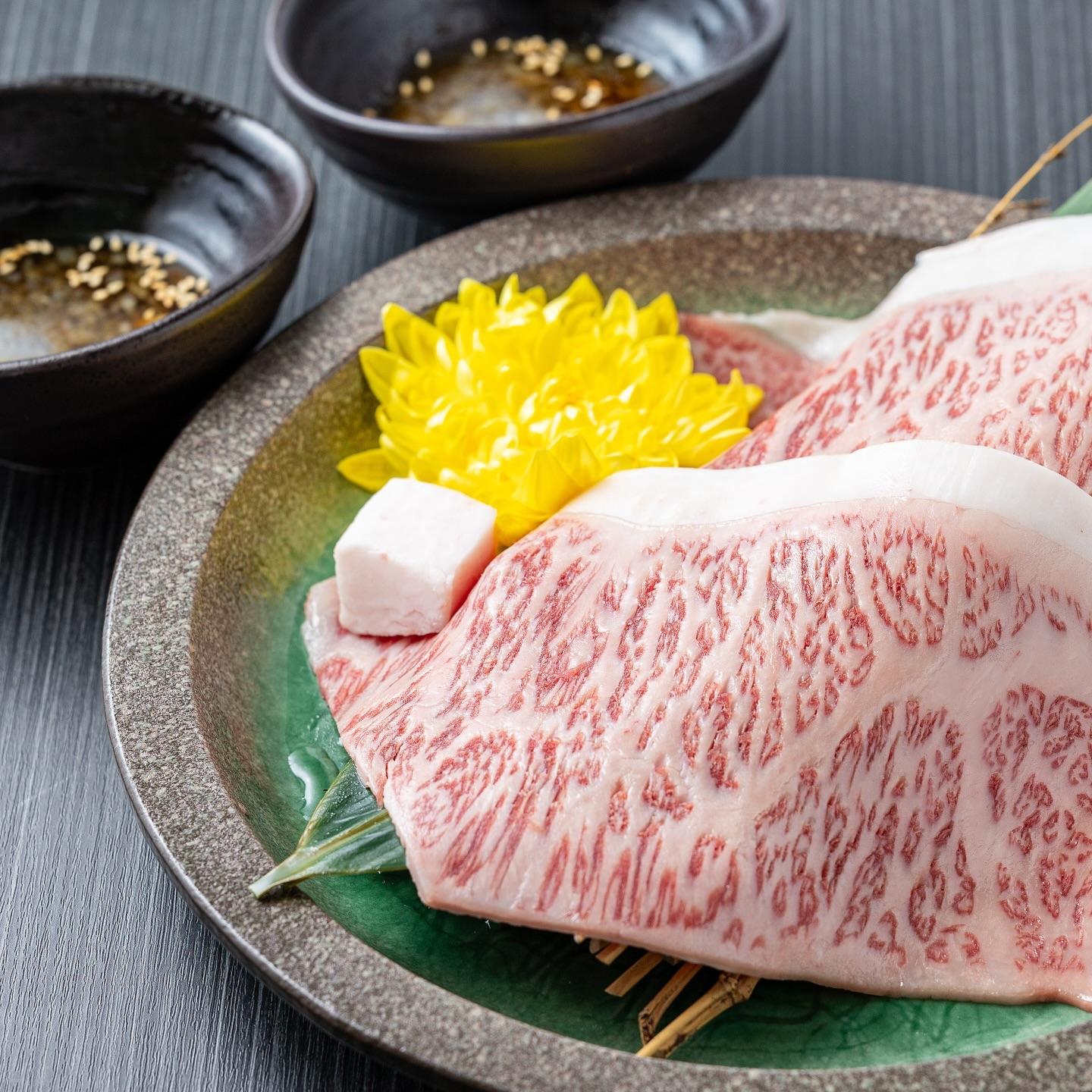 人気の焼きシャブは濃厚な和牛を薄切りでオロシぽん酢でさっぱりと⭐︎とびうしは全席が完全個室の和牛焼肉のお店⭐︎「飯田橋駅…