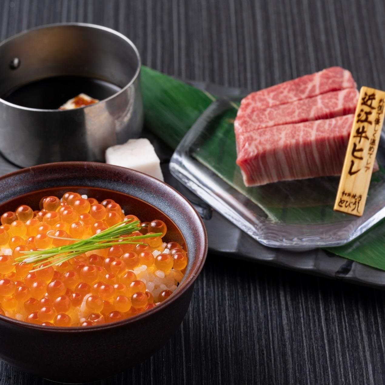 名物ヘレ飯の(イクラ)は北海道産の大粒イクラをたっぷり使った一品！柔らかな近江牛ヒレを目の前で小丼にしたてます！とびうし…