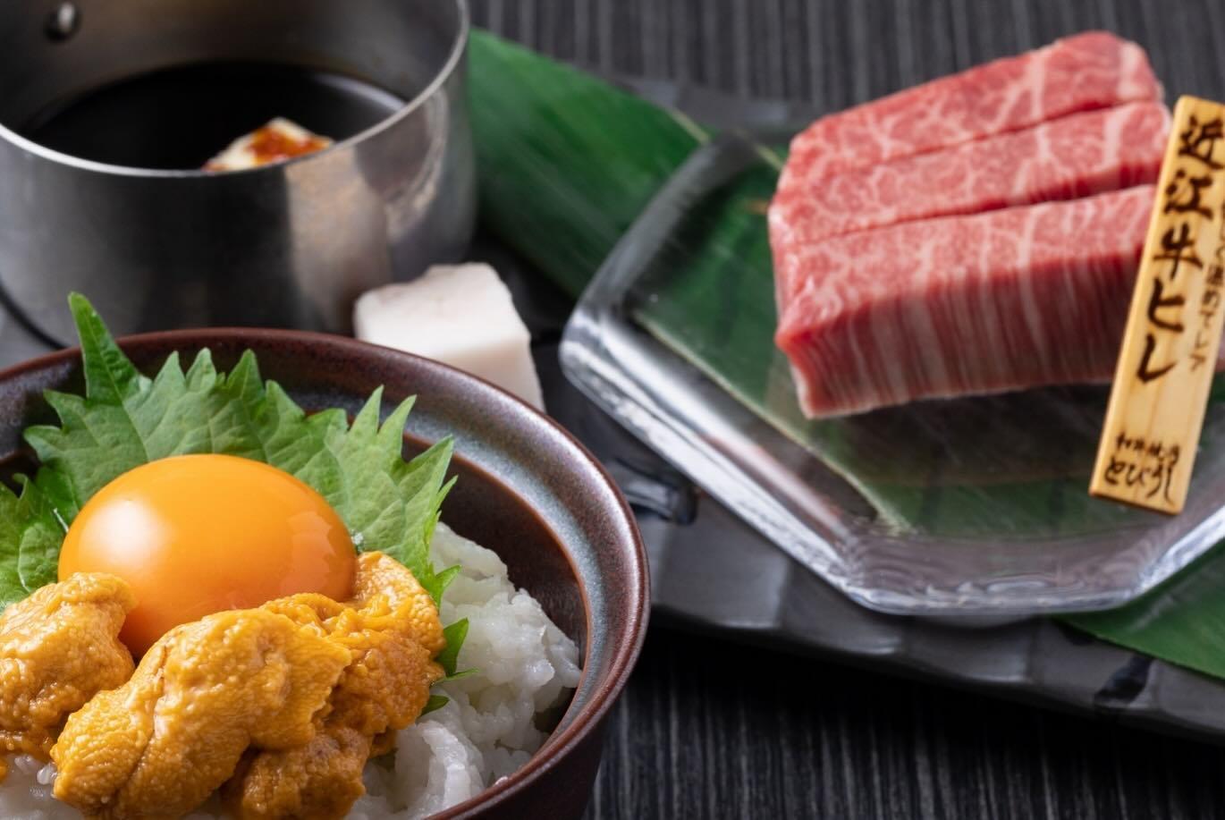 名物ヘレ飯雲丹卵黄はは北海道産生ウニを贅沢に使った一品！柔らかな近江牛ヒレを目の前で小丼にしたてます！とびうしは全席が完…