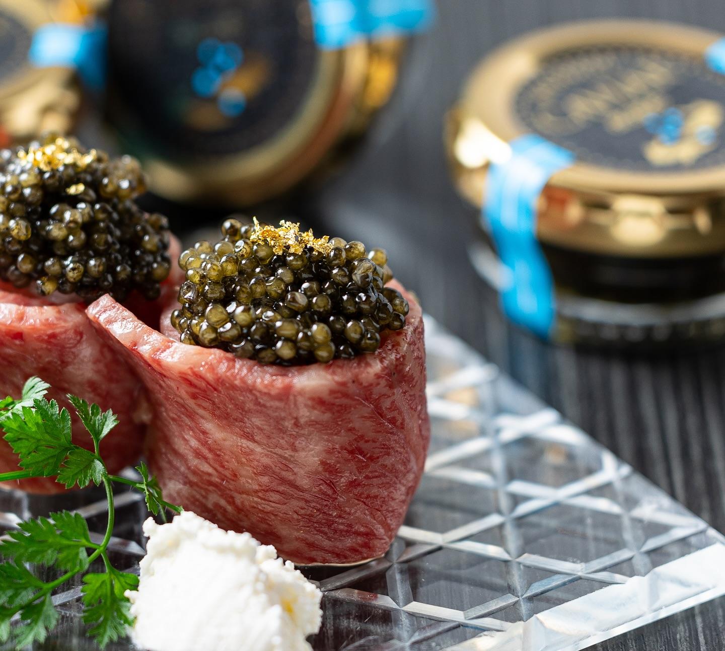 とびうしと言えばキャビアの肉巻き寿司⭐︎とびうしは全席が完全個室の和牛焼肉のお店⭐︎「飯田橋駅」すぐ！「黒毛和牛」が自慢…