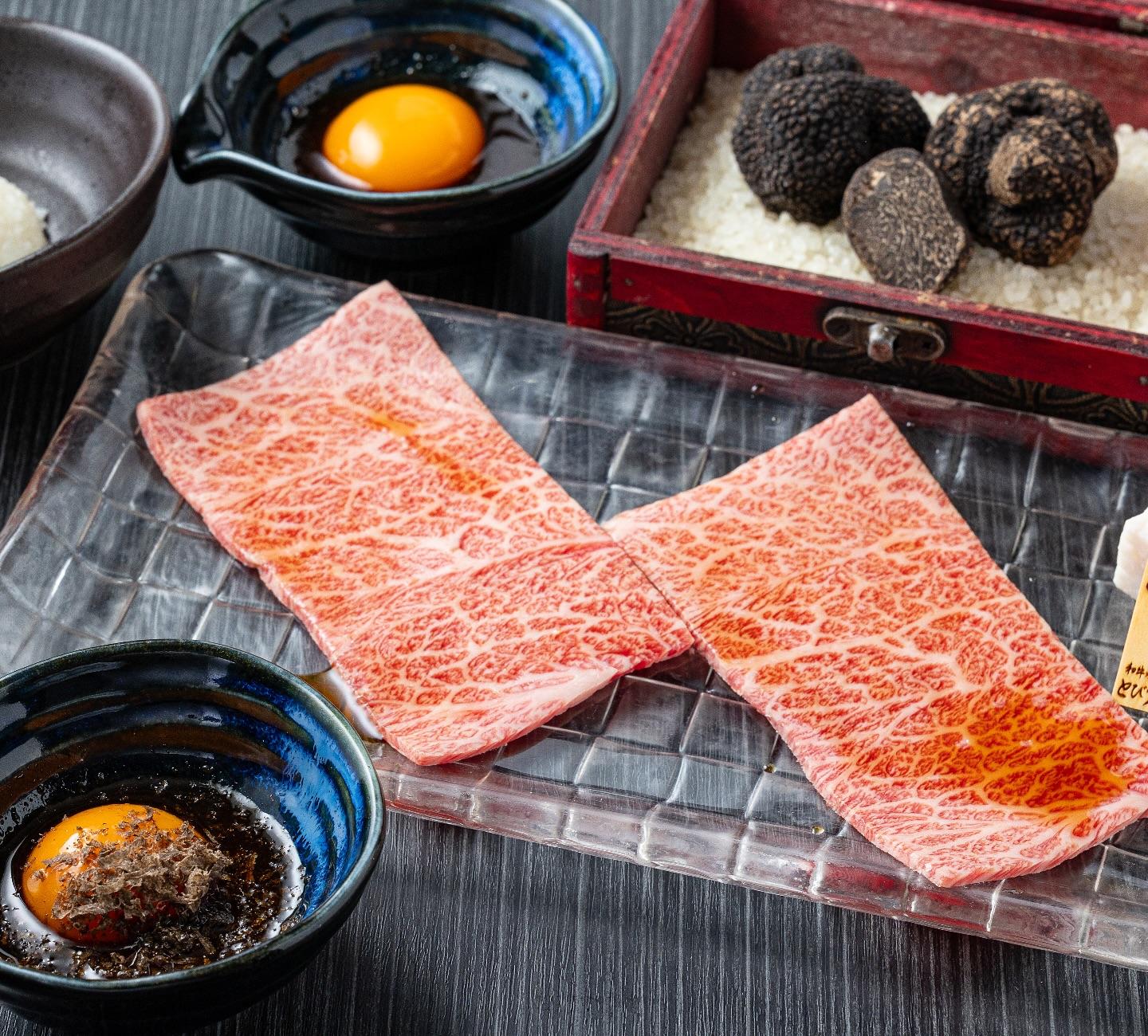 ザブトンのすき焼き風のトリュフがけは目の前でたっぷりと削りたてのトリュフを⭐︎とびうしは全席が完全個室の和牛焼肉のお店⭐…