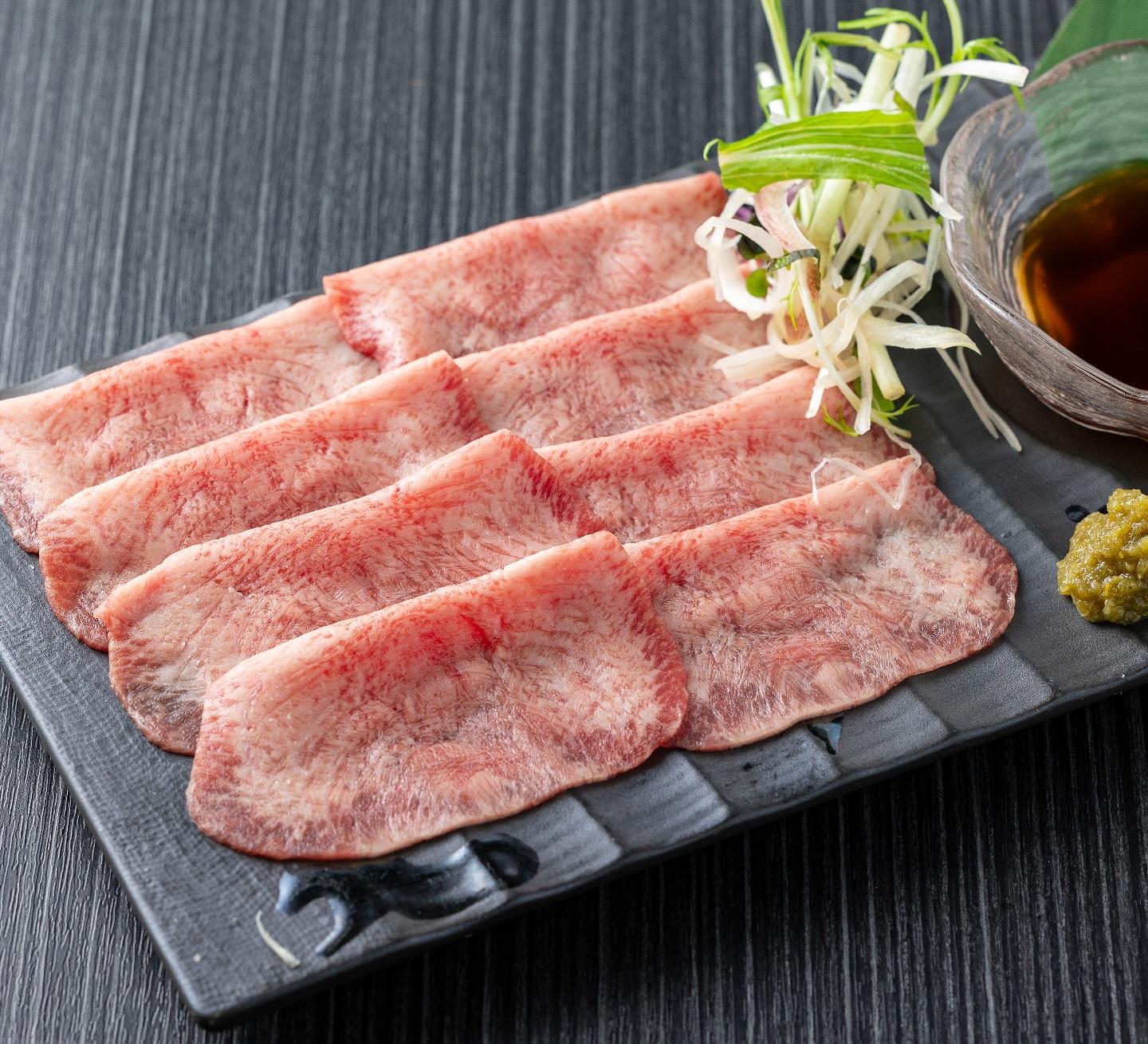 まるでシルクの様な滑らかなタン刺しはさっぱりとポン酢でどうぞ⭐︎とびうしは全席が完全個室の和牛焼肉のお店⭐︎「飯田橋駅」…