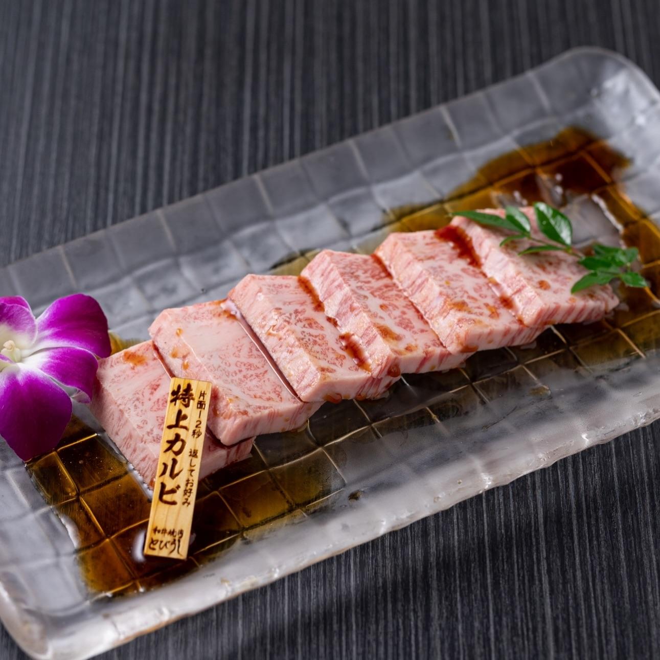 王道カルビもこだわりのぜひ食べて頂きたい一皿⭐︎とびうしは全席が完全個室の和牛焼肉のお店⭐︎「飯田橋駅」すぐ！「黒毛和牛…