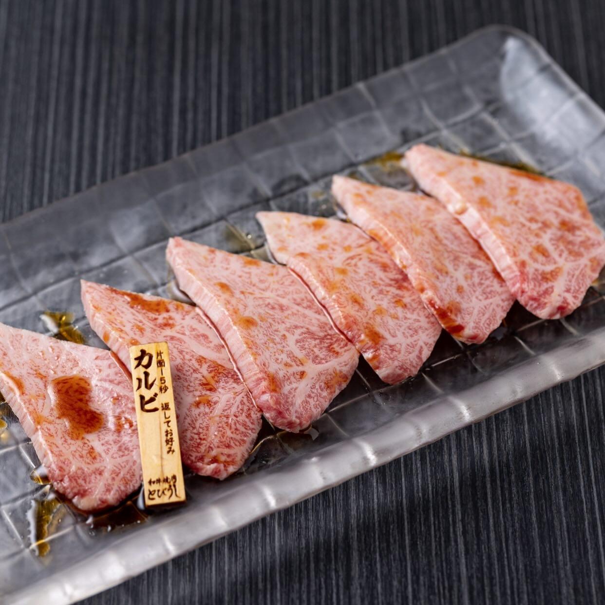 王道カルビも自慢のコスパ最強の一皿⭐︎とびうしは全席が完全個室の和牛焼肉のお店⭐︎「飯田橋駅」すぐ！「黒毛和牛」が自慢の…