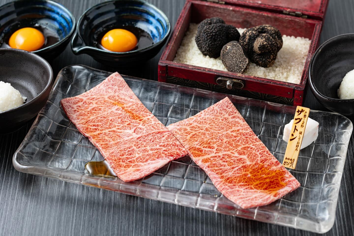 トリュフのザブトンのすき焼き風は和牛の肉の美味しさと甘さトリュフの香りが贅沢に楽しめます⭐︎とびうしは全席が完全個室の和…
