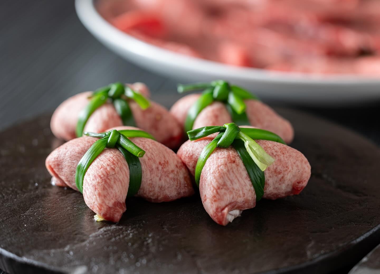 名物ねぎたん巾着はぜひ食べて頂きたい一皿。スタッフが一つ一つテーブルでお焼き致します⭐︎とびうしは全席が完全個室の和牛焼…
