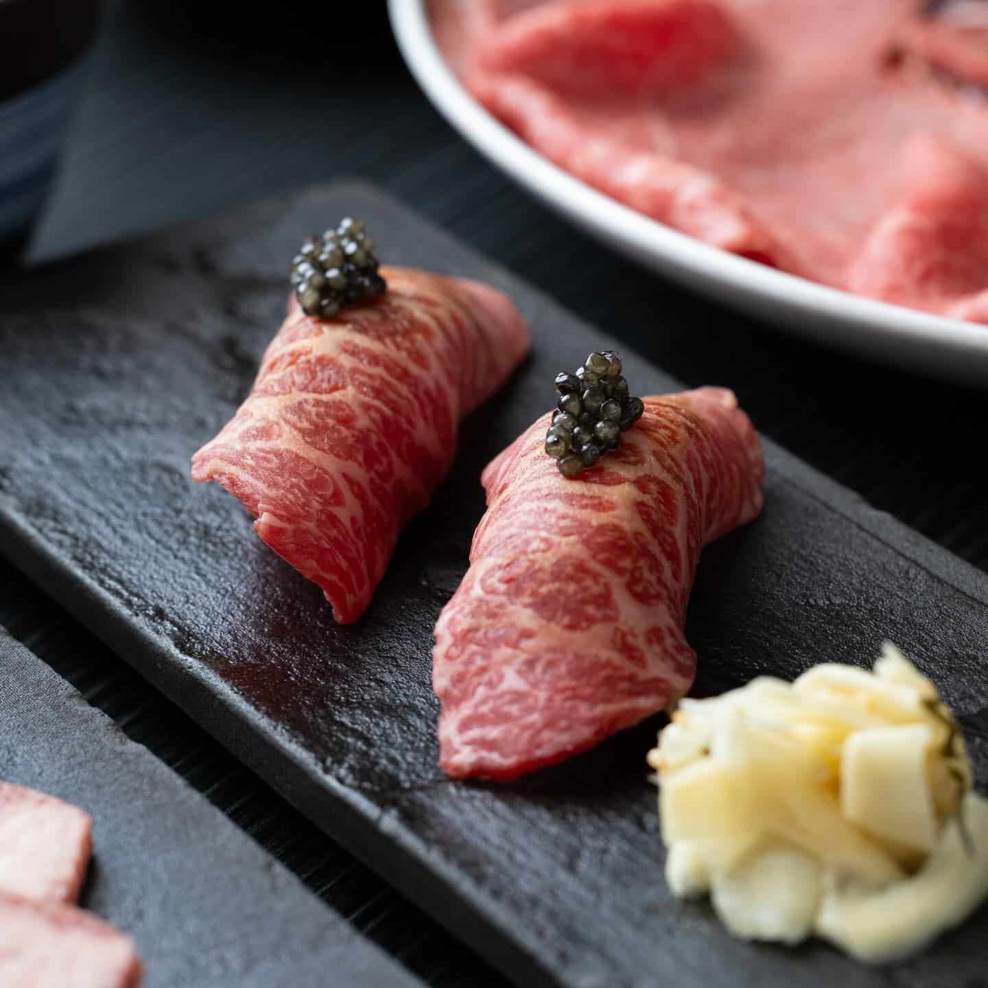 和牛寿司はアクセントにキャビアを添えて⭐︎とびうしは全席が完全個室の和牛焼肉のお店⭐︎「飯田橋駅」すぐ！「黒毛和牛」が自…