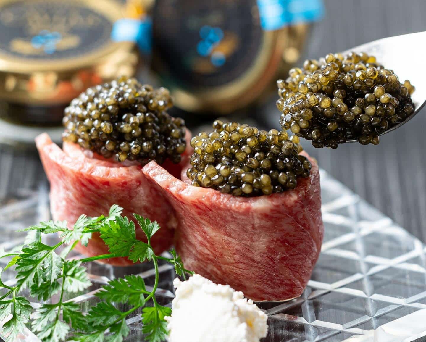 キャビアの肉巻き寿司は口溶けの良い和牛とキャビアの食感と塩味がマリアージュ！お好みでサワークリームを添えた。とびうしは全…