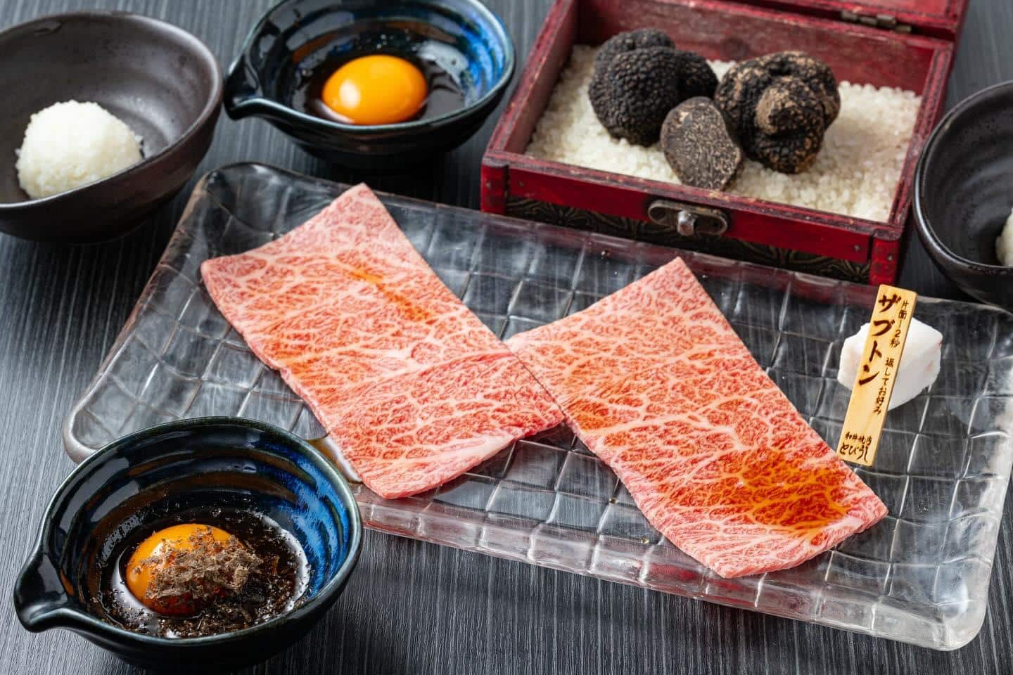 ザブトンのすき焼きトリュフがけは人気のザブトンすき焼きに目の前でトリュフを削り入れる贅沢な一皿⭐︎濃厚な鳳凰卵をからめて…