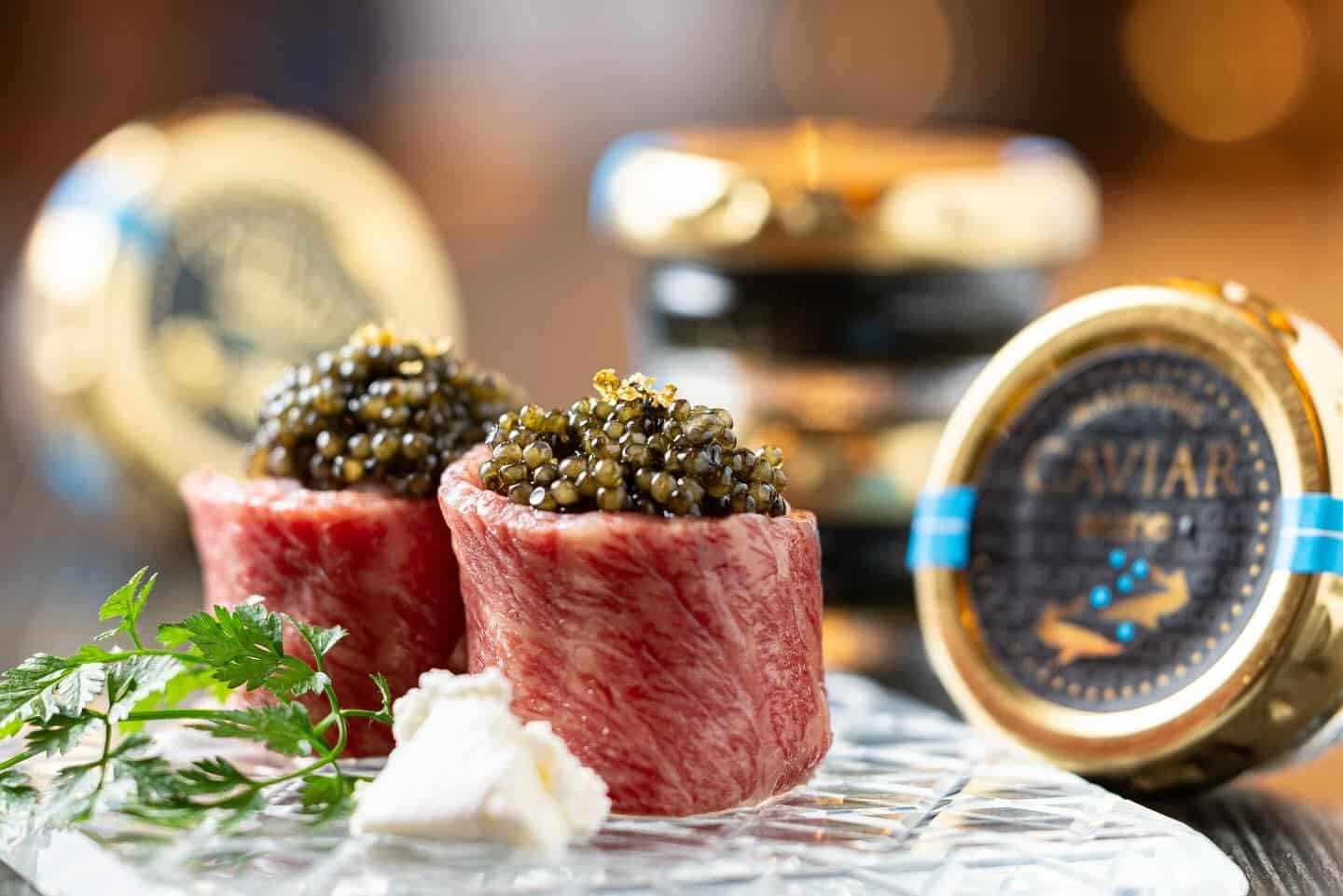 キャビアの肉巻き寿司は口溶けの良い和牛とキャビアの食感と塩味がマリアージュ！お好みでサワークリームを添えた。とびうしは全…