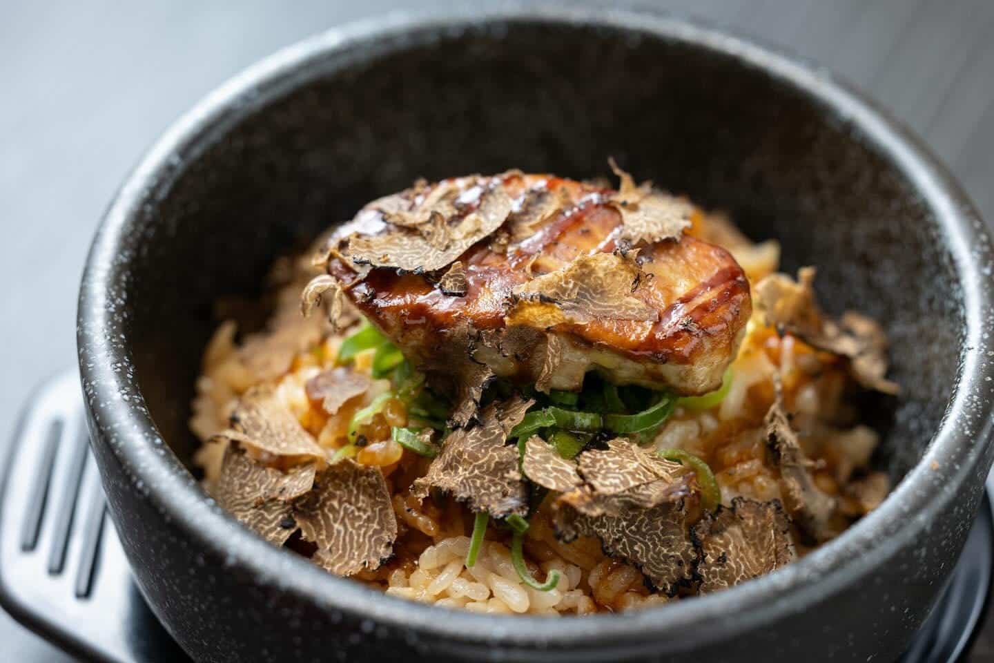フォアグラの石焼飯は目の前でスタッフが仕上げてシェア致します！とびうしは全席が完全個室の和牛焼肉のお店⭐︎「飯田橋駅」す…