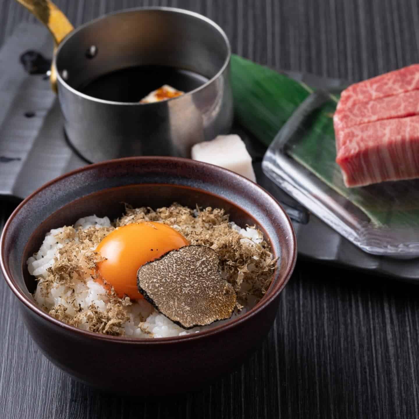 名物ヘレ飯のウニ卵黄は柔らか近江牛ヒレ肉と濃厚なウニのコラボレーション！とびうしは全席が完全個室の和牛焼肉のお店⭐︎「飯…