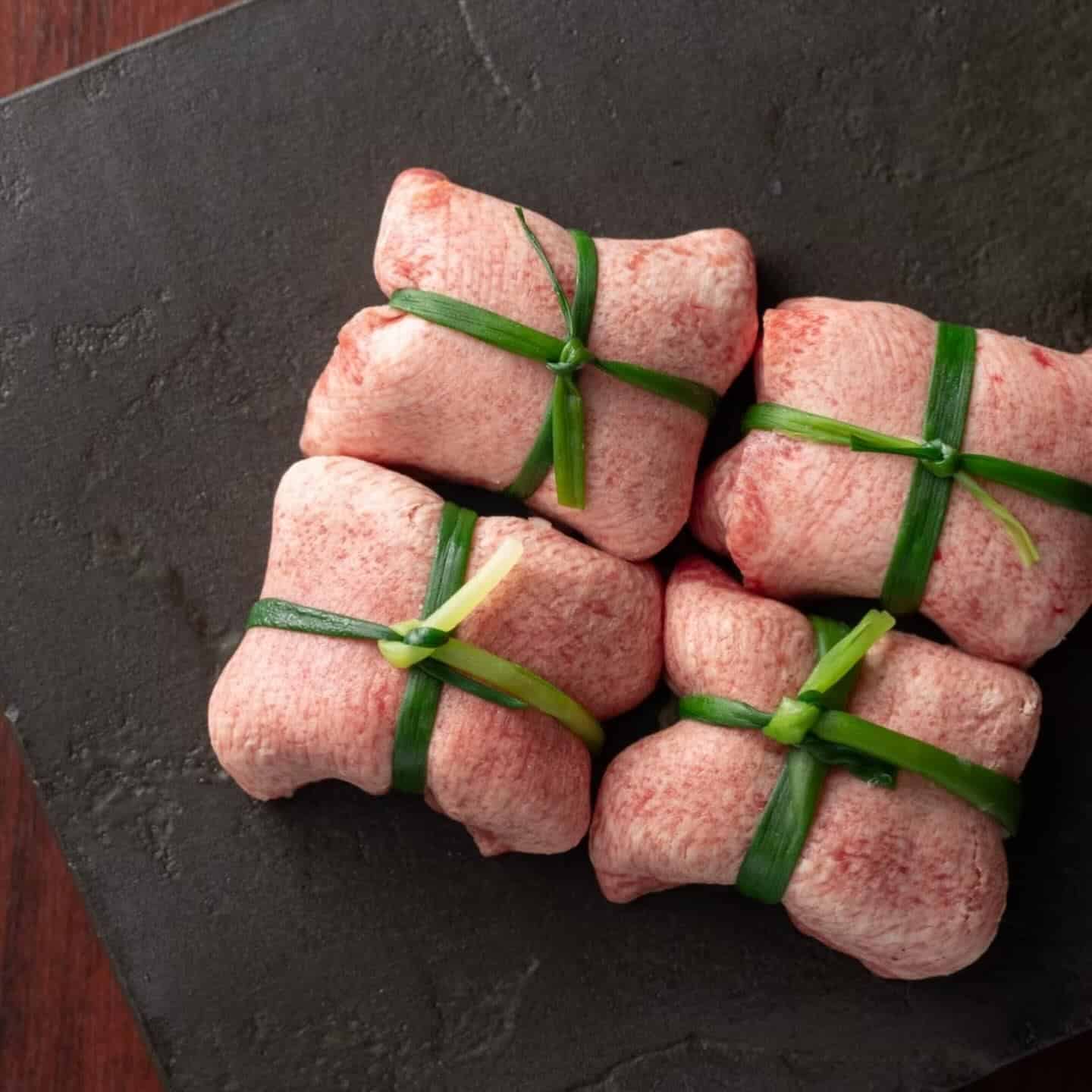 名物ねぎたん巾着はぜひ食べて頂きたい一皿。スタッフが一つ一つテーブルでお焼き致します⭐︎とびうしは全席が完全個室の和牛焼…